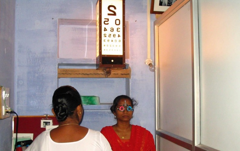 A patient undergoes refraction. INDIA. © Dhivya Ravilla