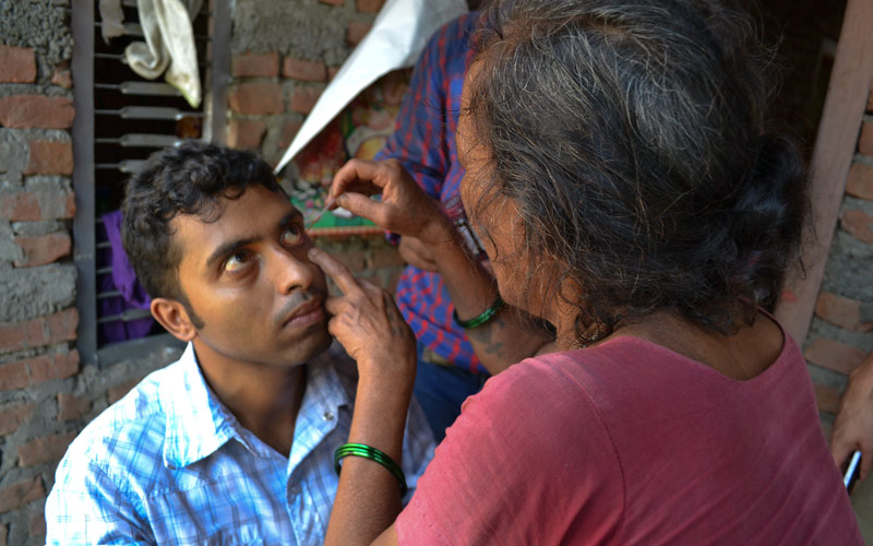 A community health volunteer practises applying fluorescein to detect corneal abrasions. NEPAL. Credit: Jessica Kim