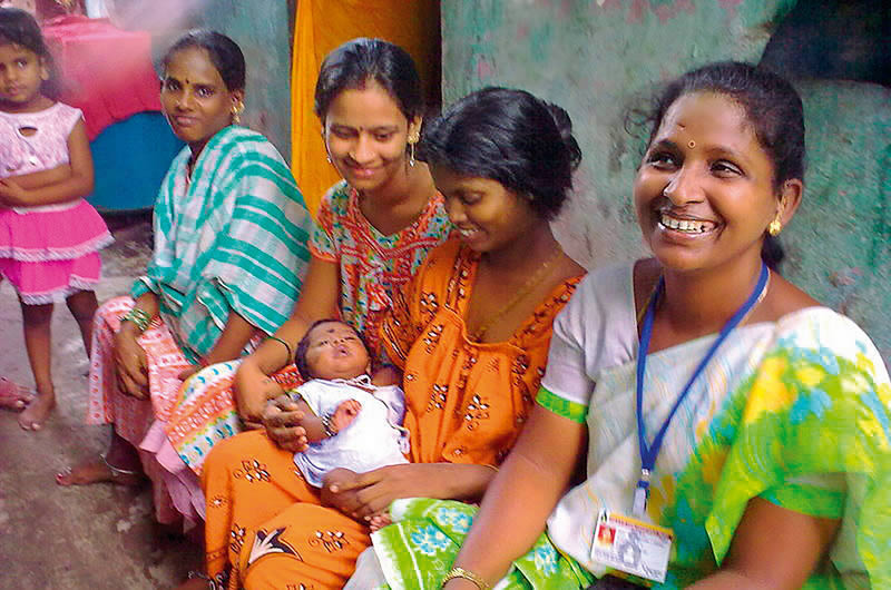 A female eye care worker (right) supports mothers in the Mumbai community where she lives. INDIA © Shilpa Vinod Bhatte