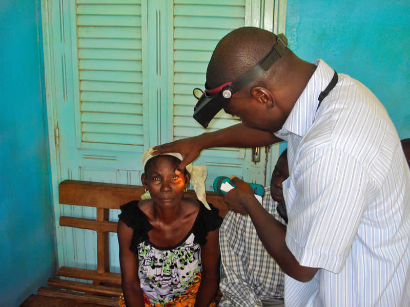Examen oculaire dans une communauté rurale. CÔTE D’IVOIRE. © Ferdinand Ama