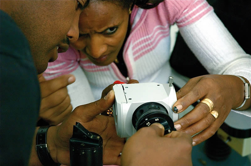 Trainees learn how to repair and maintain a slit lamp. ETHIOPA © Ismael Cordero/ORBIS