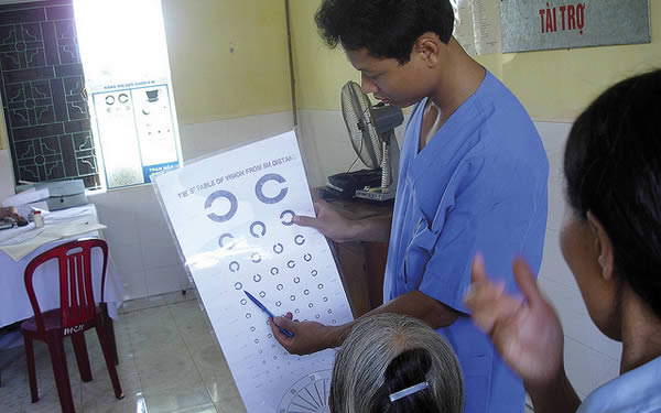 A field worker explains how a visual chart works to a leprosy patient in Van Mon leprosy village, Thai Binh. VIET NAM. © Le Van Tung.