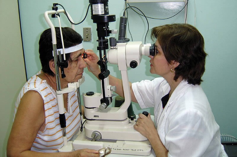 Examining a patient. PARAGUAY © Aldo Noguera.